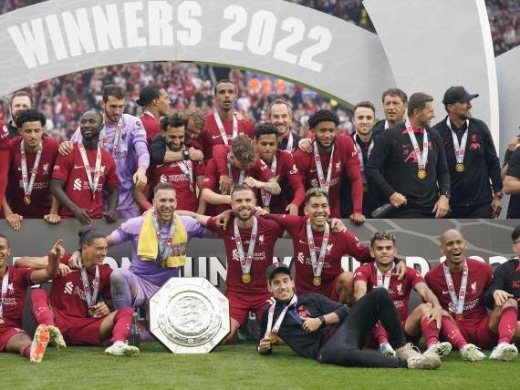 El Liverpool celebrando el trofeo de la Community Shield.