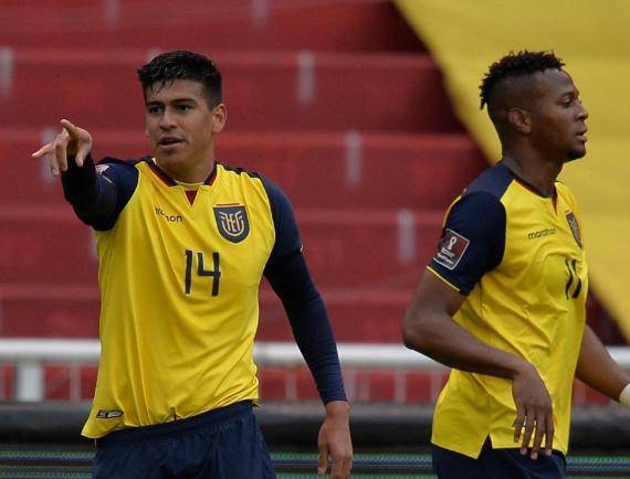 Xavier Arreaga (i) festeja un gol con la Selección en las eliminatorias rumbo a Qatar 2022.