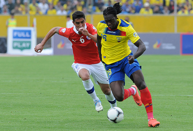 Chile y Ecuador juegan con misión compartida de abrochar pase a Brasil 2014