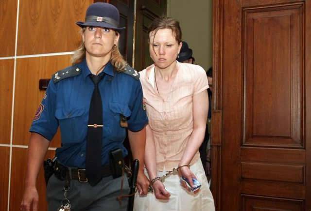 Klara, la madre de los niños, detenida y asistiendo a los tribunales.