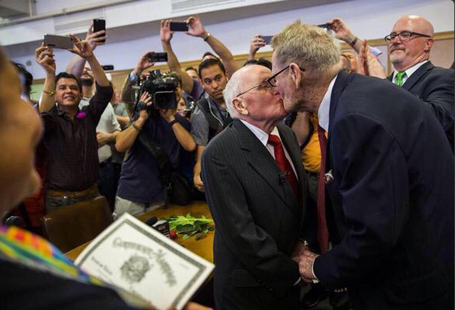 Dos abuelos, la primera pareja gay legalmente casada en Dallas