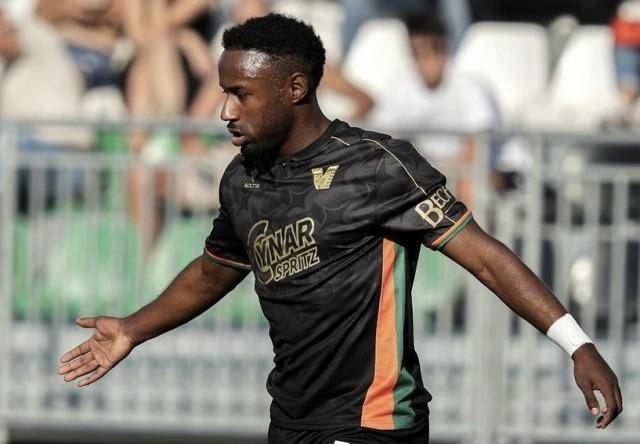 John Yeboah anota su primer gol con el Venezia por el Calcio italiano