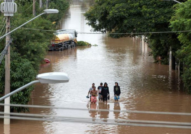 Evacúan familias en Brasil tras desborde por lluvias