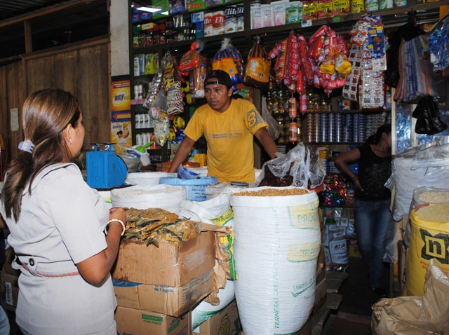 Continúan operativos en los mercados de Guayaquil para controlar que se cumpla con la lista de precios referenciales