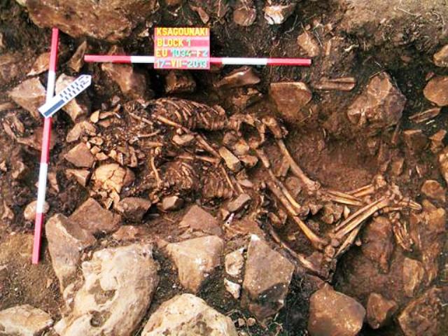 La muerte más romántica descubierta: esqueletos abrazados