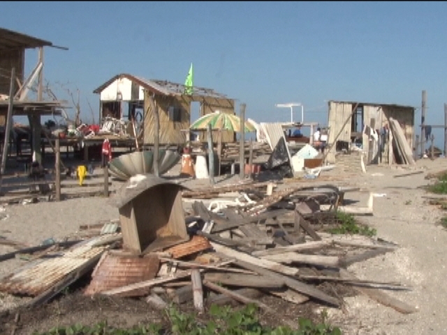 La fuerza del agua amenaza a otras viviendas en Jambelí