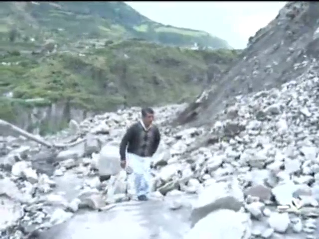 Derrumbe de parte de una montaña afecta vía Patate-Baños en Tungurahua