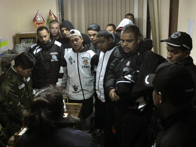 Hinchas del Corinthians continúan presos en Bolivia