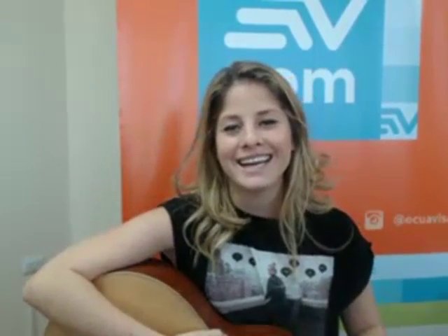 Nikki Mackliff cantó en el videochat de Ecuavisa.com