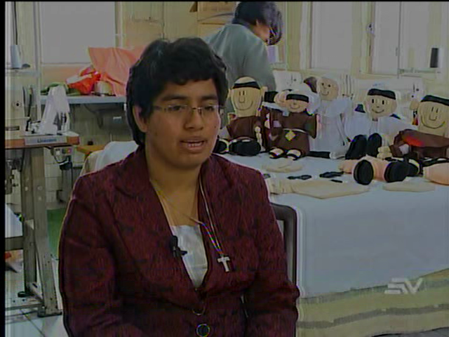 Hermanas Franciscanas elaboran el muñeco oficial del papa Francisco