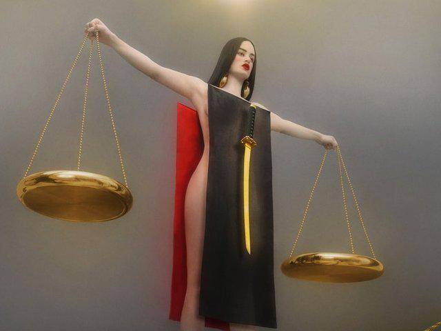 En la colaboración con el artista visual Filip Ćustić creó un ambiente etéreo influenciado por el barroco y el renacimiento para El Mal Querer.