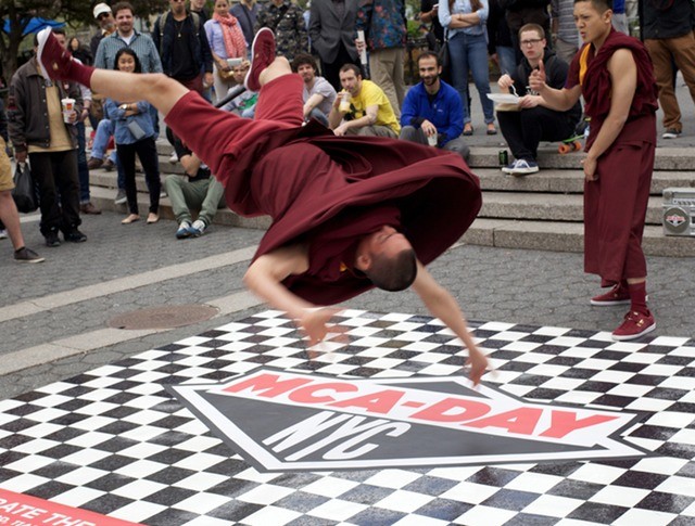 Monjes budistas hacen breakdance en homenaje a un Beastie Boy