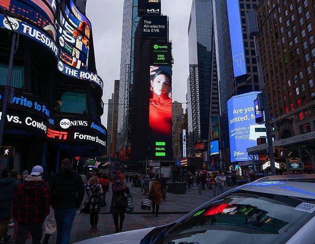 Cantante ecuatoriana brilla en el Times Square representando a la música latina
