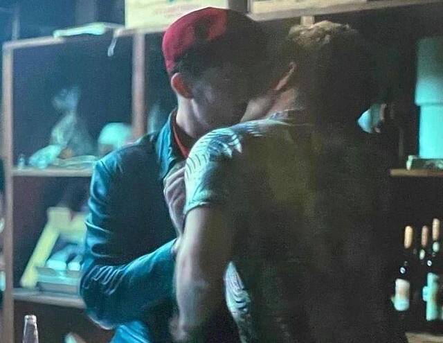 Filtran beso entre Bad Bunny y actor mexicano Gael García; las imágenes se viralizan en redes
