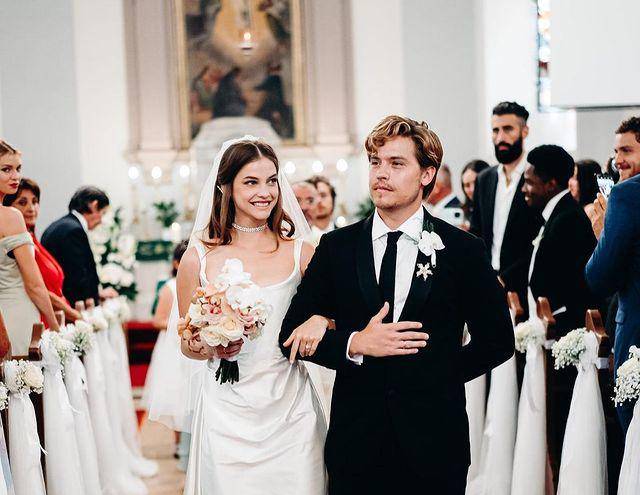 Imagen de Barbara Pelvin y Dylan Sprouse casándose.