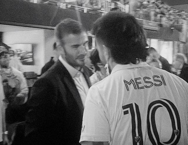 Camilo Echeverry saluda al futbolista David Beckham en el mediático evento en el que Messi se presentaba en el Inter Miami.