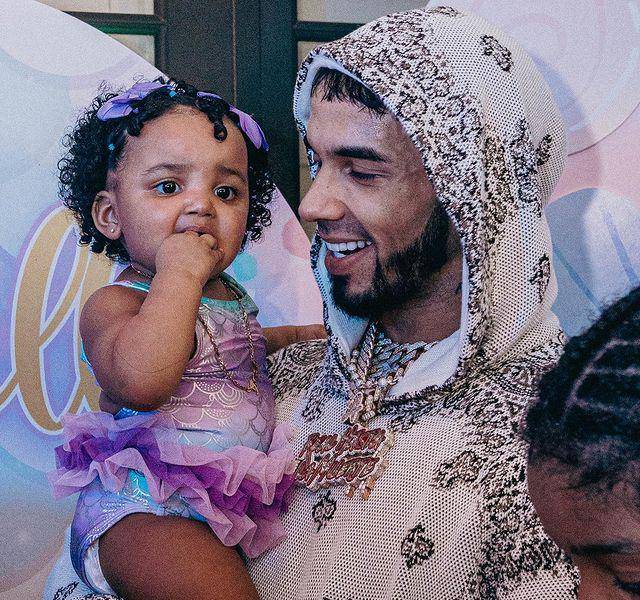 Anuel AA pide perdón a su hija no reconocida en pleno cumpleaños, las redes estallan en su contra tras fotografías con sus hijos