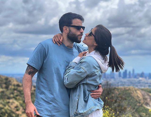 Mi compinche de aventuras, escribe Dayanna en una imagen junto a su pareja, el español Pablo Pardo Moreno.