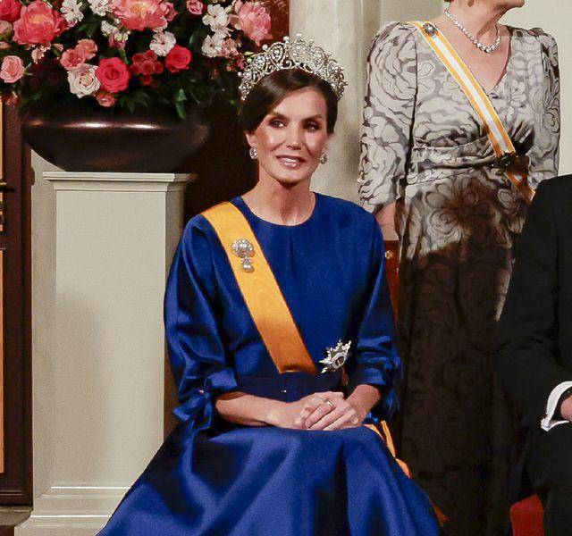 La reina Letizia trabajó como periodista en diversos medios, incluyendo Radio Televisión Española (RTVE), donde presentó el Telediario 2.
