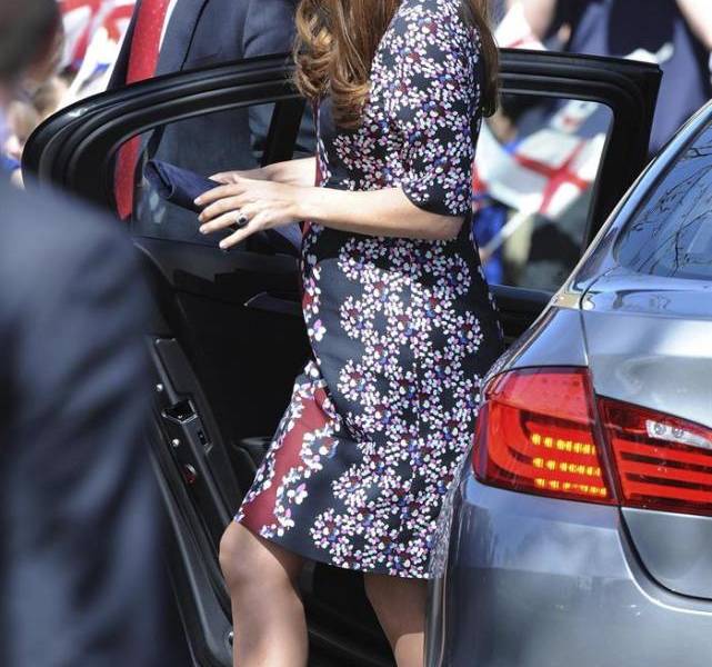 Kate Middleton luce embarazo en la primavera londinense