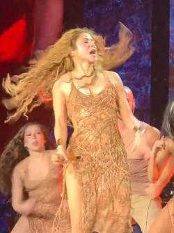 Shakira tuvo un pequeño percance antes de interpretar La Tortura a mitad de su concierto en Quito.