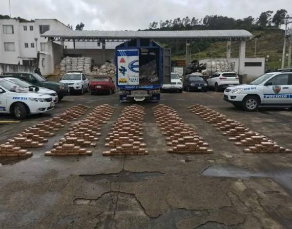 Los detenidos estarían involucrados con una incautación de 650 kilos de droga en un camión que transportaba papas y zanahorias.