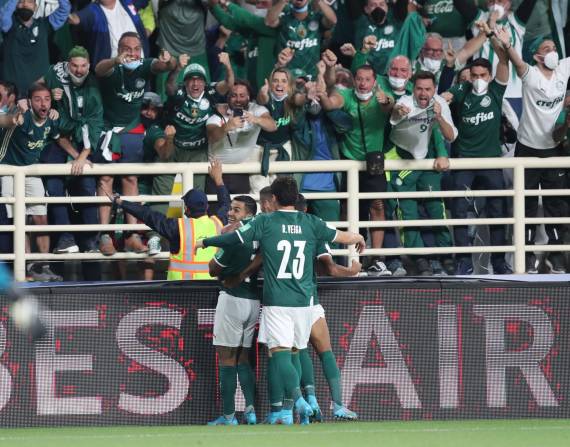 Jugadores de Palmeiras celebran uno de los tantos del partido.