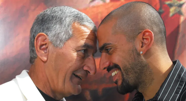 Imagen de Veron posando para la camara acompañado de su hijo en rueda de prensa.