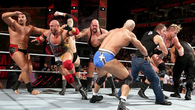 Luchador de la WWE rompe las cuerdas del ring durante una pelea