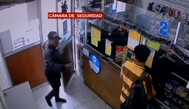 Asaltantes armados apuntan a cajeras y niño en ciber en Guayaquil
