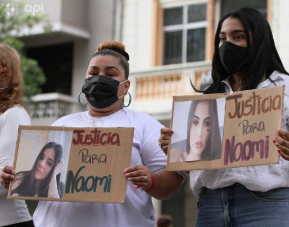 Hoy en la Fiscalia del Guayas, se dieron cita familiares, amigos y grupos en defensa de la mujer, para exigir justicia para Naomi.