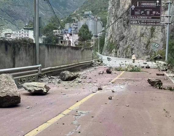 En esta imagen proporcionada por la agencia china de noticias Xinhua, se ven rocas caídas en una carretera cerca de Lengqi.