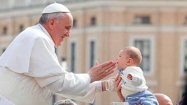 Joven decide no abortar y el Papa Francisco le ofrece bautizar a su hijo