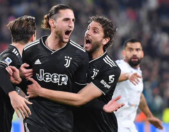 Jugadores de la Juventus celebrando uno de los cuatro goles con los que ganaron.
