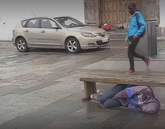 Decenas de personas sin hogar deambulan en el Centro Histórico de Quito