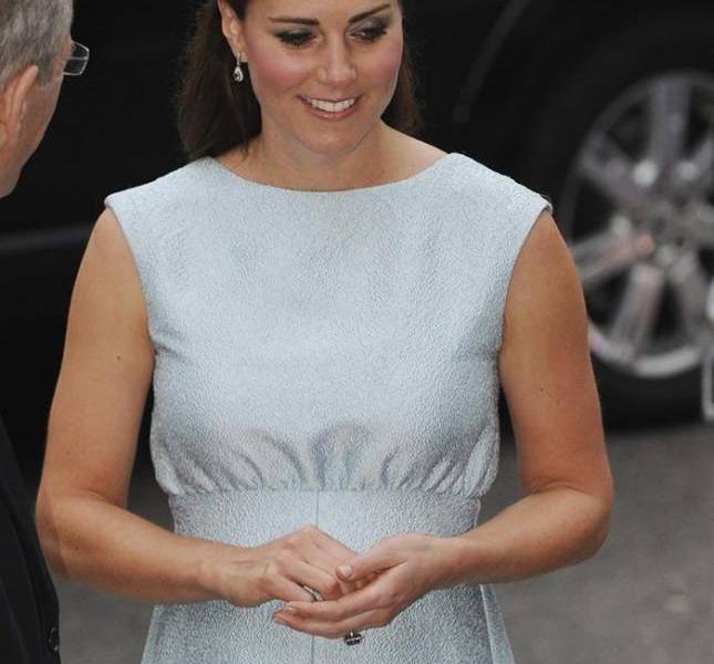 Kate Middleton luce embarazo en la primavera londinense