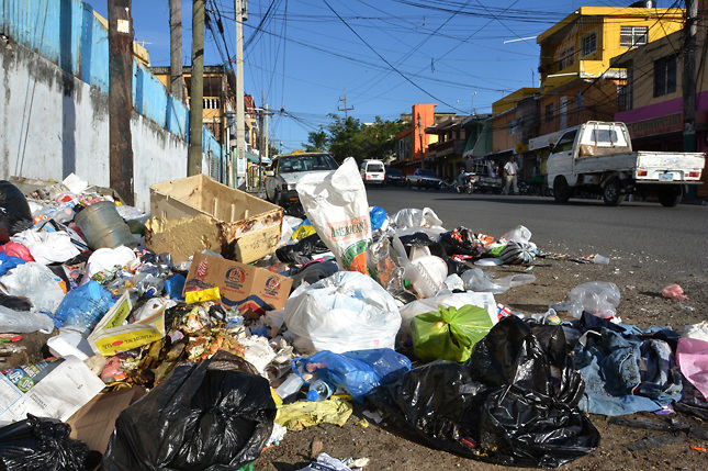 Guayaquil: basura acumulada en los exteriores de escuela causa problemas