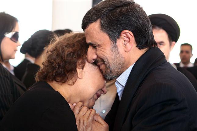 Critican a Ahmadineyad por abrazar a la madre de Chávez