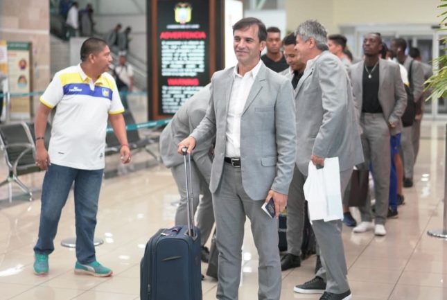 Delfín arribó a Guayaquil tras problema en su vuelo