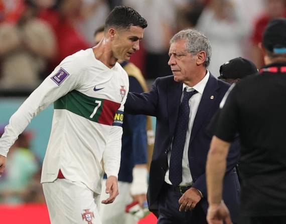 Cristiano Ronaldo, saliendo del campo de juego visiblemente emocionado.