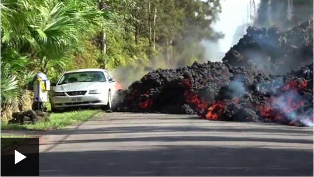 La lava del volcán Kilauea engulle un auto en Hawái
