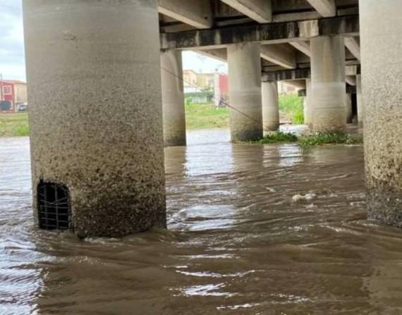 La alcaldesa Cynthia Viteri expuso en sus redes sociales el estado del puente que conecta Guayaquil con Daule.