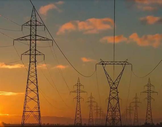 La imagen muestra torres de alta tensión, también conocidas como líneas de transmisión de energía eléctrica.