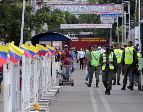 Miembros de la Guardia Nacional Bolivariana de Venezuela patrullan el Puente Internacional Simón Bolívar.