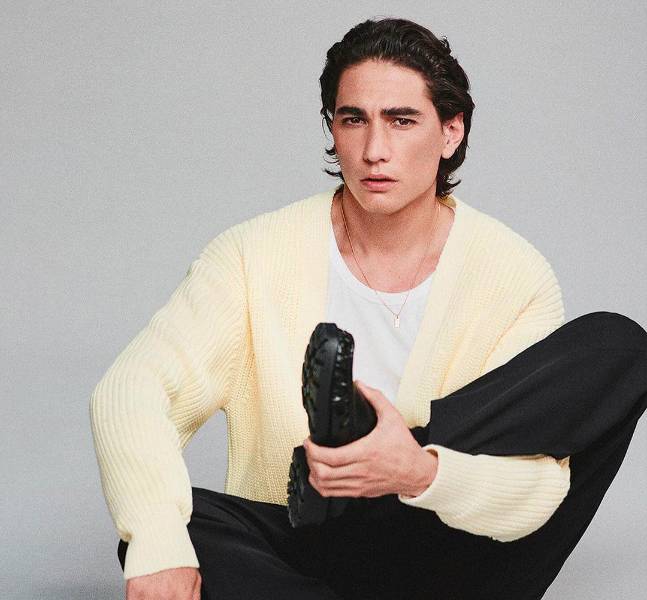 Enzo Vogrincic con un atuendo de colores pasteles.