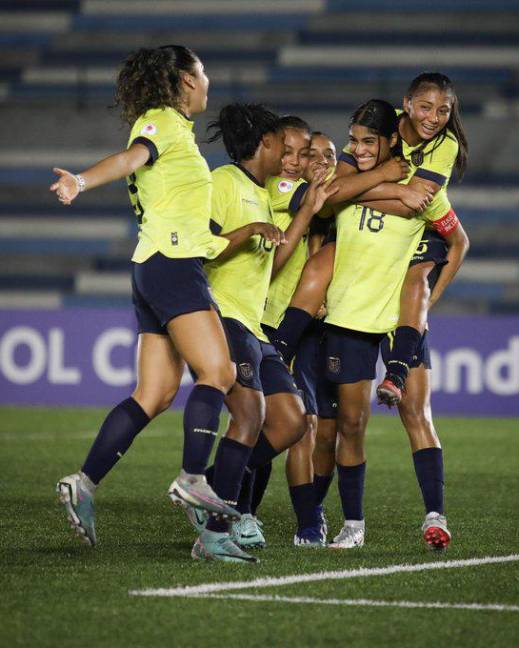 La Selección de Ecuador celebra el gol de Lía Rodríguez