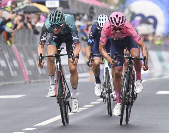 Richard Carapaz sigue líder en el Giro de Italia pero tiene un rival directo, se trata del joven Jai Hindley quien no aparecía en su radar inicial.