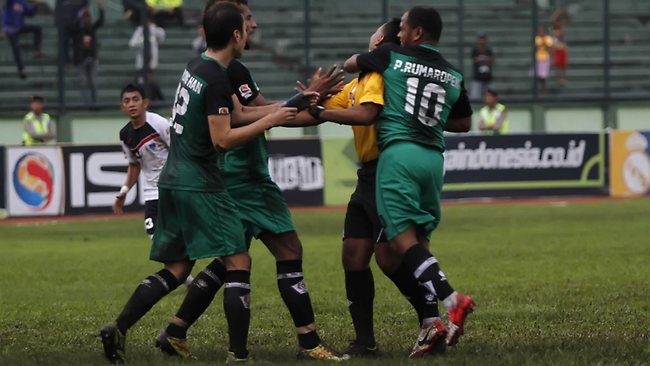 Sanción de por vida a futbolista indonesio por golpear a árbitro