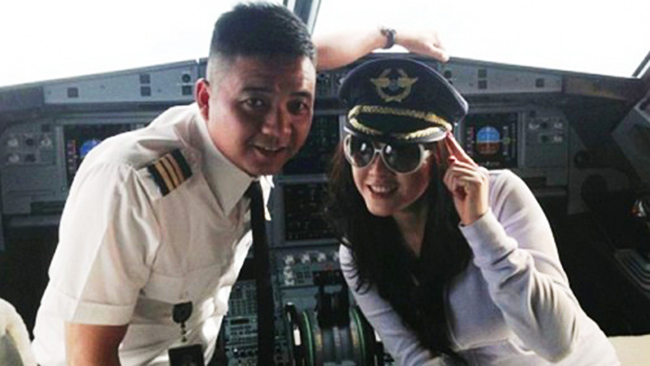Multado piloto por posar con actriz en la cabina del avión durante el vuelo