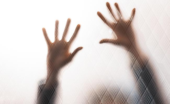 El hombre que retuvo 9 meses a una empleada doméstica en Ambato queda libre, pero con investigación abierta